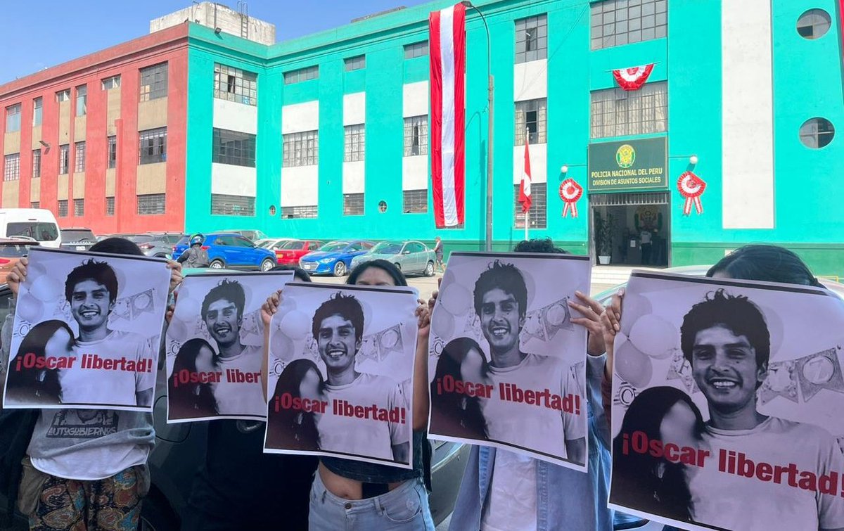 AlexFebrero_'s tweet photo. #ULTIMO Ahora mismo hay un plantón por Oscar Bellido frente a "Asuntos Sociales" donde se encuentra detenido. En la noche se sabría si sale en libertad o no; EL PUEBLO ESTÁ OBSERVANDO @Poder_Judicial_ ¡LIBERTAD PARA OSCAR! https://t.co/x2pqBEeP80