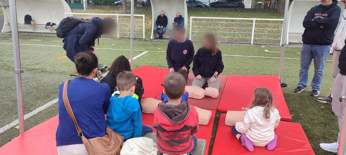 RaidAventureRAO's tweet photo. [#Prox] Ils ont été près d'une centaine de #jeunes à affronter la pluie pour venir à la rencontre des #policiers du @RaidAventureRAO et de l'#UPREC, ce jeudi à #Ermont !

Une journée #Prox difficile au vu des conditions climatiques mais qui a quand même permis des échanges très constructifs entre nos #policiers et les #jeunes du #quartier des Chênes.

Prochain rendez-vous lundi prochain à @villehouilles !