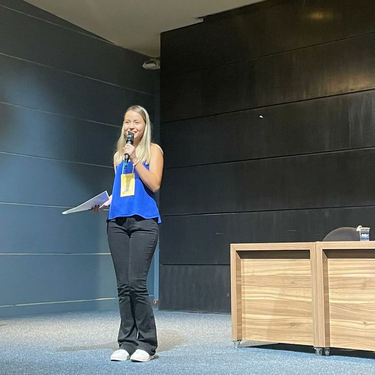 Resumo do 9° ENABRI: conheci pessoas incríveis,  apresentei meu trabalho, declamei poesias, ganhei uma menção honrosa e ainda tirei uma foto do lado da <a href="/paula_drumond_/">Paula Drumond</a>  📚✨️💖
Minhas orientadoras estavam presentes de coração ❤️
Obrigada ABRI!