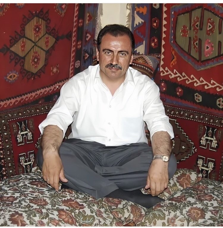 Karlar erimiş değil, ayak izlerin yitmiş değil. Muhsinler var ideallerinle yürüyen.