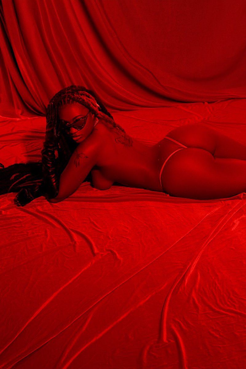 kaliii's tweet photo. she a baddie she showin ha pantie https://t.co/uNglyMnKfV