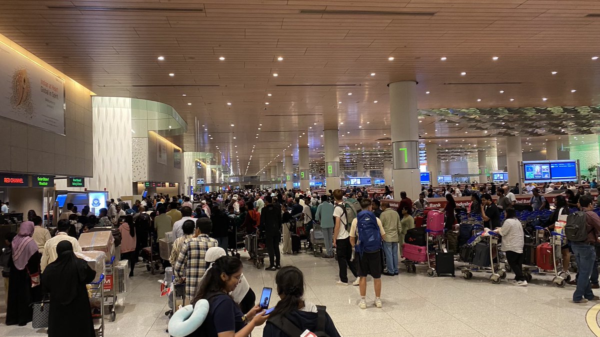 iRohitKulkarni's tweet photo. ⁦@JM_Scindia⁩ chaos at Mumbai airport as usual. https://t.co/vC6vqumQjx