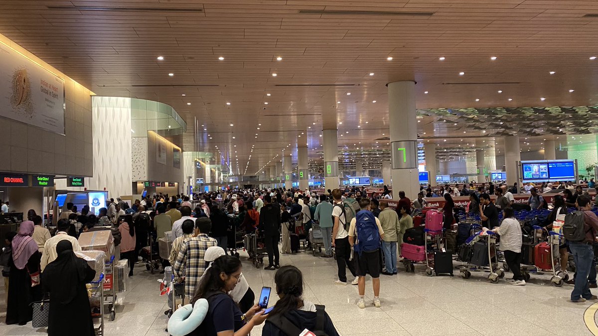 iRohitKulkarni's tweet photo. @BOMairport @CSMIA_Official  too poor management and no proper queues at customs @JM_Scindia  no queues no signage. Porters make 
way through. https://t.co/2TpSNp4zk7