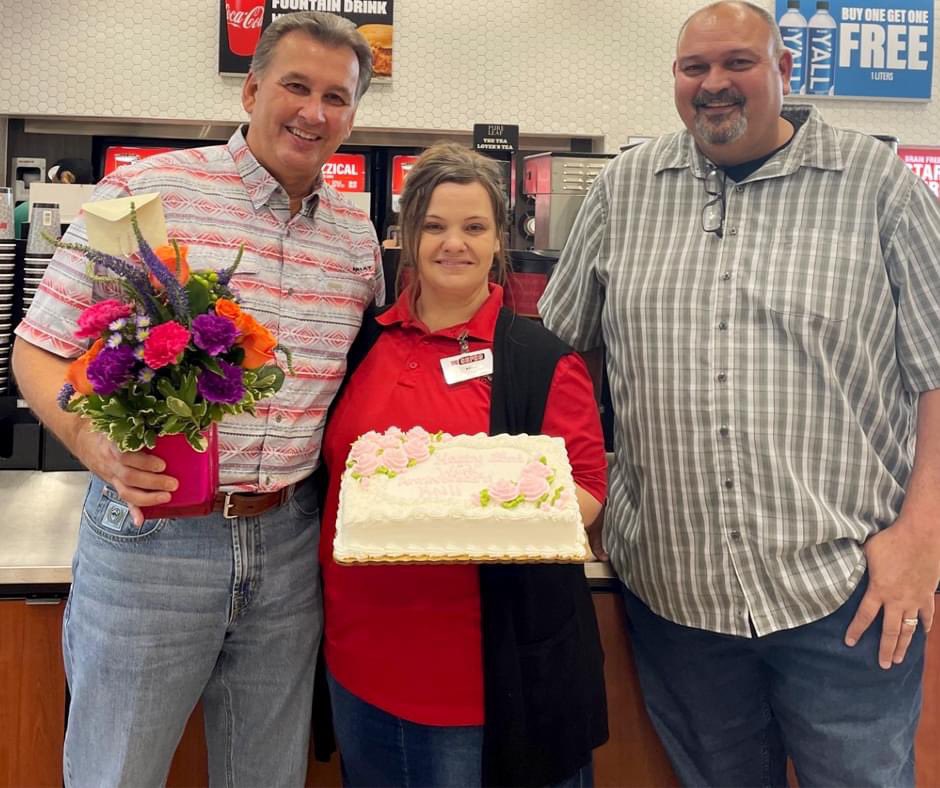 CEFCO's tweet image. If you're stopping by store 1096 in Snyder, TX, be sure to wish the store manager, Kelli, a happy 23rd #work #anniversary! 🥳 We thank you for all of the amazing years as a vital part of our CEFCREW! #appreciation #CEFCO