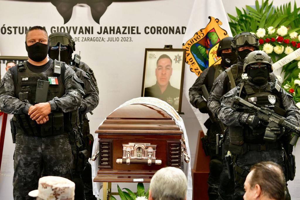 Despedimos de manera solemne a un policía ejemplar de nuestra corporación, el Oficial Giovvani Jahaziel Coronado Cortés, caído en cumplimiento de su deber el pasado miércoles 26 de julio. (1/2)