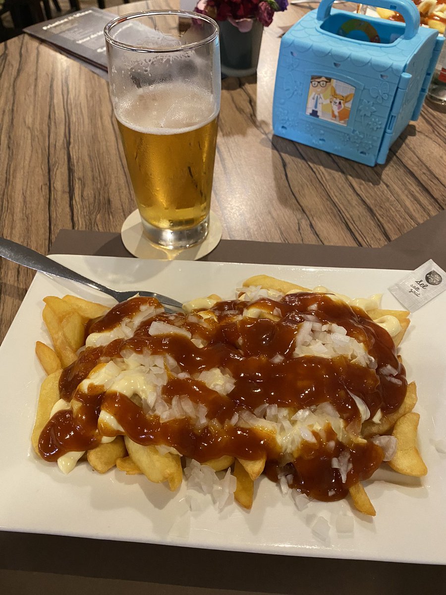 AndreasKlemens's tweet photo. Heute sind wir in Belgien 🇧🇪 in Mechelen an der Maas. Leider regnet es den ganzen Tag, da blieb uns heute nur brutales Shopping. Jetzt sind wir am Campingplatz Salamander bei belgischem Bier und belgischen Fritten! https://t.co/Baz35UDL8g
