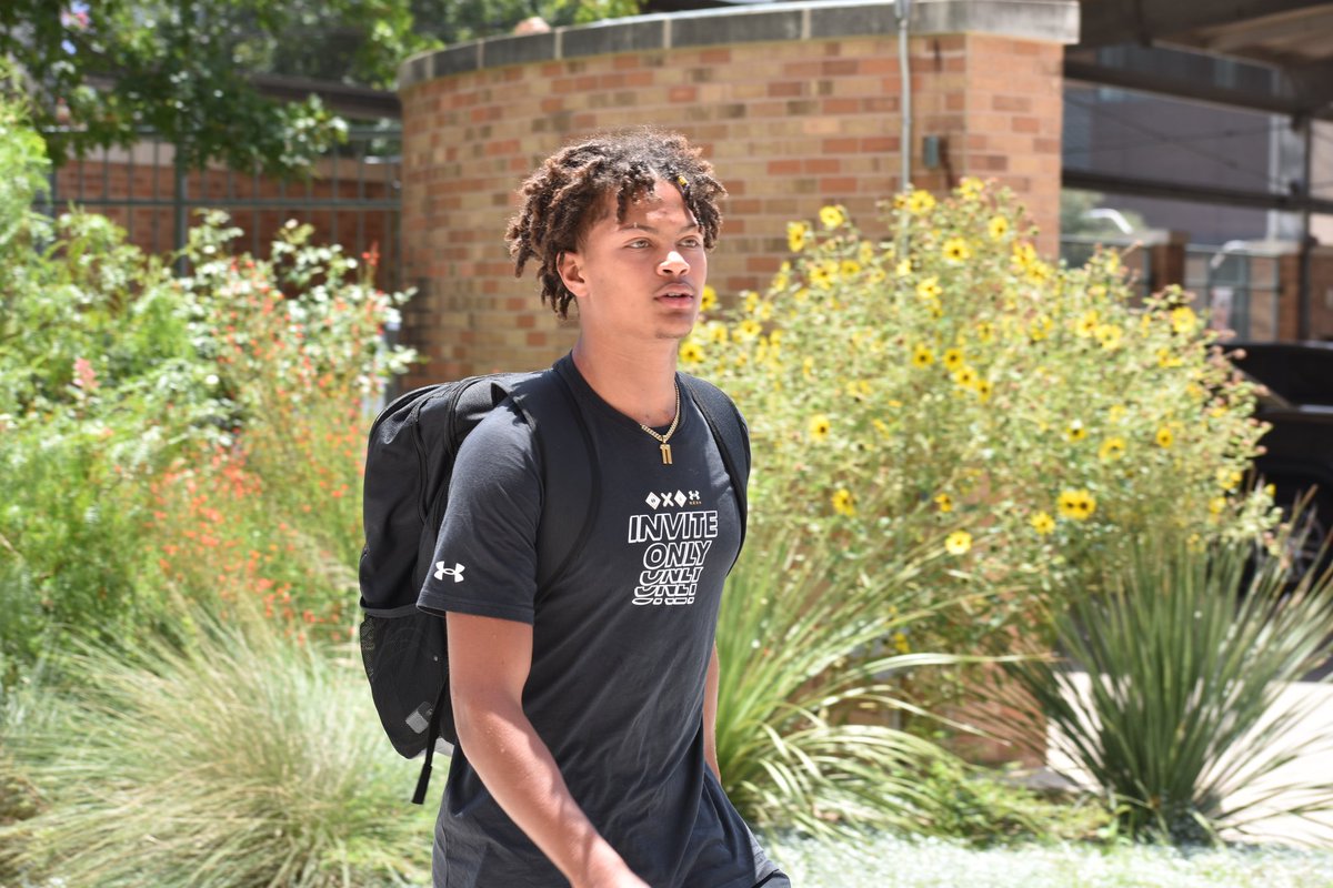 2025 Lovejoy WR Daylan McCutcheon (@daylanmccutch11) arriving on campus for the #Texas Bash.