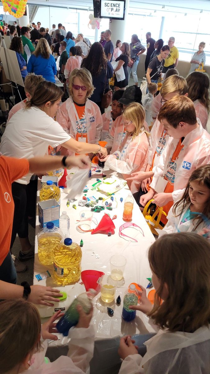 johnskabardonis's tweet photo. the most effective way to teach young minds is through play > our @Covestro volunteers teamed up with employees from @PPG and the @CarnegieSciCtr for the annual #ScienceAtPlay event, teaching basic #STEM principles, like crafting a lava lamp, to budding #scientists https://t.co/dSLcmnfk1F