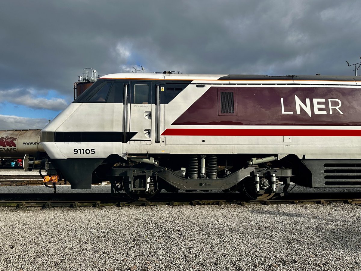 pacorrie's tweet photo. Storm clouds brewing over loco 5 at the office today. #class91 #225. @225groupuk #electricloco https://t.co/46oMQ0PBOy