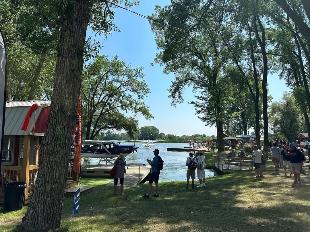 1800wxbrief's tweet image. Flight Service Team @LeidosInc sets up for their next safety talk at the @EAA AirVenture Seaplane Base. These 1800wxbrief.com experts are ready to answer your questions. 🙌
#flightservice #wxsafety