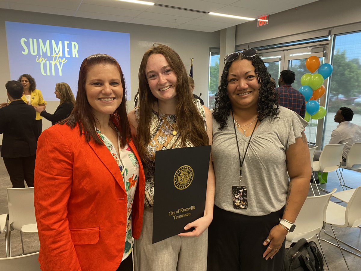 kat_bus's tweet photo. THANK YOU to our Summer in the City intern, Anna Beth, for all her hard work this summer. Her major project was creating this incredible video about our electric buses: https://t.co/E0oC1Xfeat

#KATGoesThere #RideForChange #electricbus #sustainability @Empower_Knox https://t.co/LxOsspm9Tv
