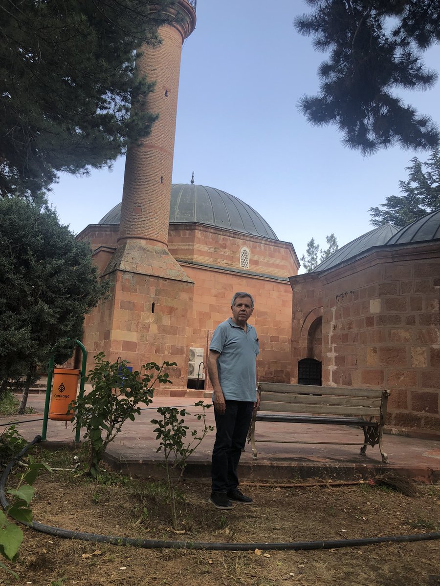 ilyasGkhan1's tweet photo. Yolumuz #HasanDede dergahına düştü. Anadolu Erenlerinden Hasan Dede (1489-1597) #Karaman #Ustacalı dergahında yetişir. Dervişleri ile birlikte 1529’da #Kanunî’nin Viyana Kuşatmasına katılır. Daha sonra günümüzde #Kırıkkale sınırları içinde bulunan bölgeye gelip yerleşir. https://t.co/sTWn9BJjve