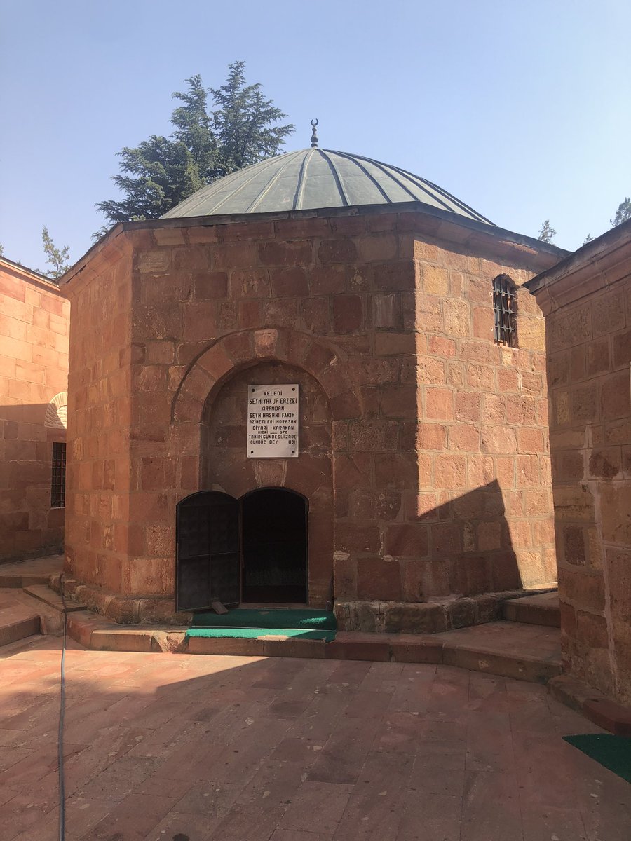 ilyasGkhan1's tweet photo. Yolumuz #HasanDede dergahına düştü. Anadolu Erenlerinden Hasan Dede (1489-1597) #Karaman #Ustacalı dergahında yetişir. Dervişleri ile birlikte 1529’da #Kanunî’nin Viyana Kuşatmasına katılır. Daha sonra günümüzde #Kırıkkale sınırları içinde bulunan bölgeye gelip yerleşir. https://t.co/sTWn9BJjve