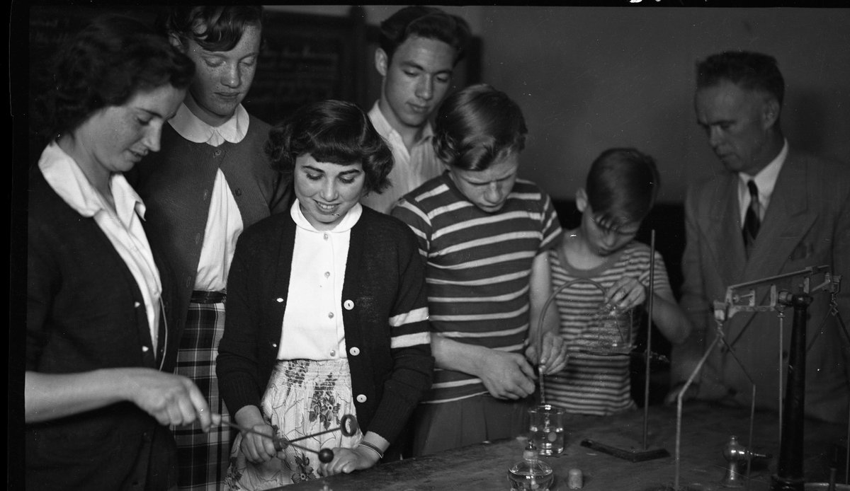 For this #ArchivesHashtagParty we are showcasing students doing a science experiment in 1938 at Sir James Whitney School for the Deaf in Belleville, Ontario. We know Bill Nye the Science Guy would be proud! #ArchivesScience flic.kr/p/FvUzfz