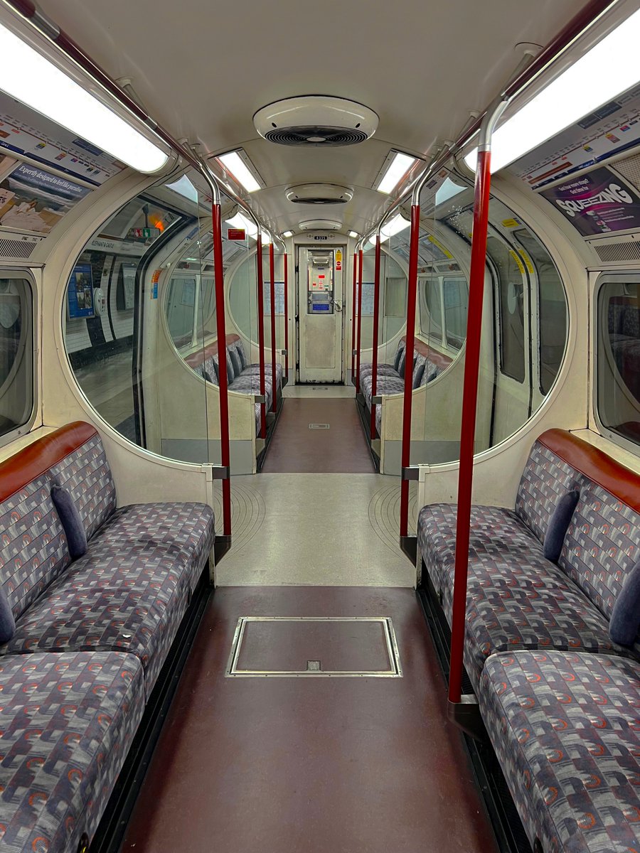 SusanJaneDenman's tweet photo. One hour before rush hour, central London.

#londonphotography, #photooftheday, #darkshinemag, #portbox, #subjectivelyobjective, #deserted, #London, #abstractphotography, #35mm, #cannonphotography, #urbanphotography, #artphotography, #mood, #photography, #geometric, #symmetry. https://t.co/O7Ml7DKjCh