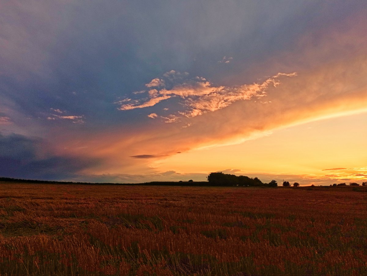 SimunicMatija's tweet photo. End of July summer storms season. #sunset #nikon #dramaticweather #StormHour https://t.co/ZjOeQWoi0F