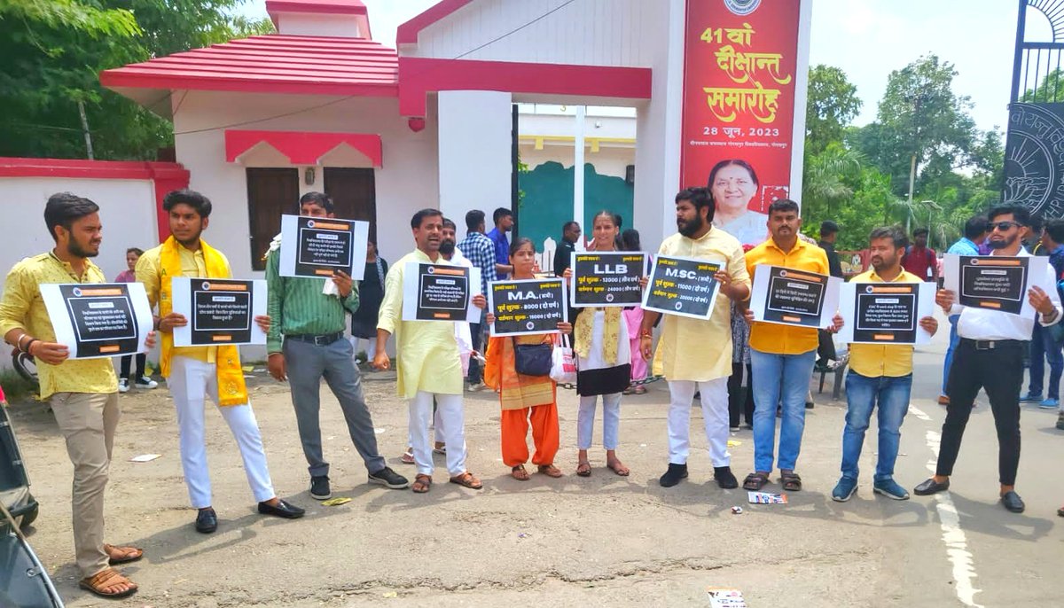 RajDeepSrivast5's tweet photo. संघर्ष निरंतर जारी है....🚩
कुलपति जी हमको संघर्ष से समाधान करवाना आता है। जुल्म और दमन से छात्रों की आवाज दबने वाली नही है।
डी.डी.यू. कुलपति होश में आओ।
#ShameonDDUVC
#IstandwithABVP
@ABVPVoice
@anandibenpatel @yagywalkya @DrRajSharan
@iGhanshyamShahi @HaridevKashi https://t.co/okjyixjuej
