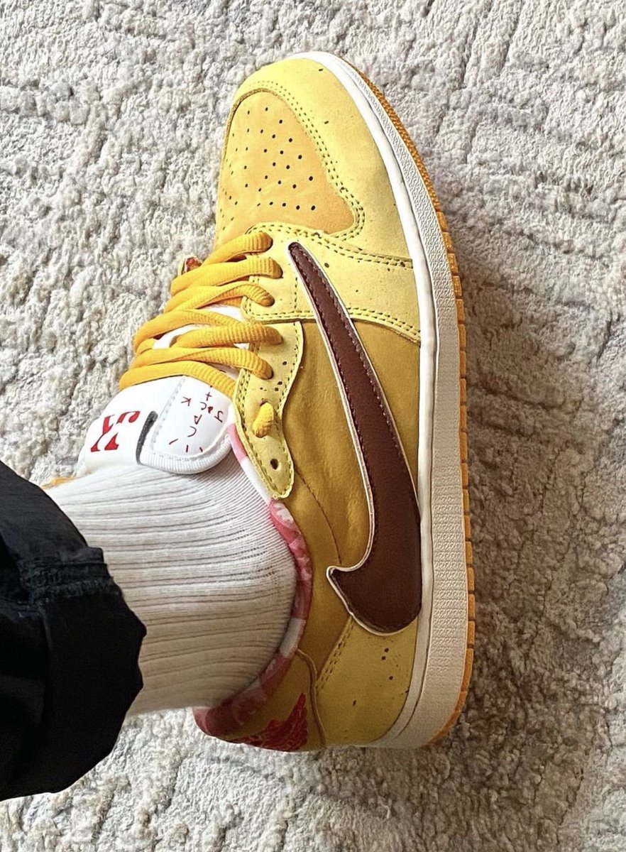 nicekicks's tweet photo. “Yellow Lobster” TS AJ1 Low Customs 🦞 https://t.co/TVTlpSnoBc