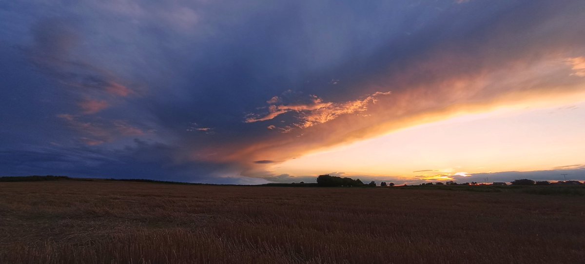 SimunicMatija's tweet photo. End of July summer storms season. #sunset #nikon #dramaticweather #StormHour https://t.co/ZjOeQWoi0F