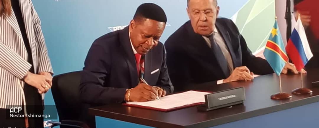 StanysBujakera's tweet photo. #RDC #Russie: Signature ce jour de l'accord d'exemption réciproque de visas entre la RDC et la Fédération de Russie pour les titulaires des passeports diplomatiques ou de service. https://t.co/09Y2HurSWs