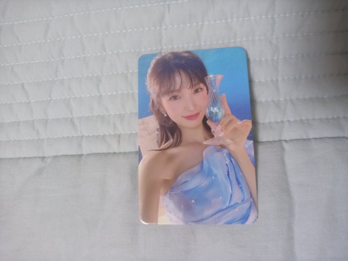 impact904548's tweet photo. 오마이걸 여름이 들려 이틀 전 앨범깡 했는데 효정 미미가 나와서 후우 효정은 괜찮긴한데 미미가..그리고 나의 최애는 아린인데 했는데 한 20분뒤 어느 사람이 아린 나오는거 보고 바로 효정이랑 교환했습니다 차라리 미미 데려가시지 효정이 말고 그렇게 생각했답니다 그럼 이어서~ https://t.co/cyMZ6BFS5Q