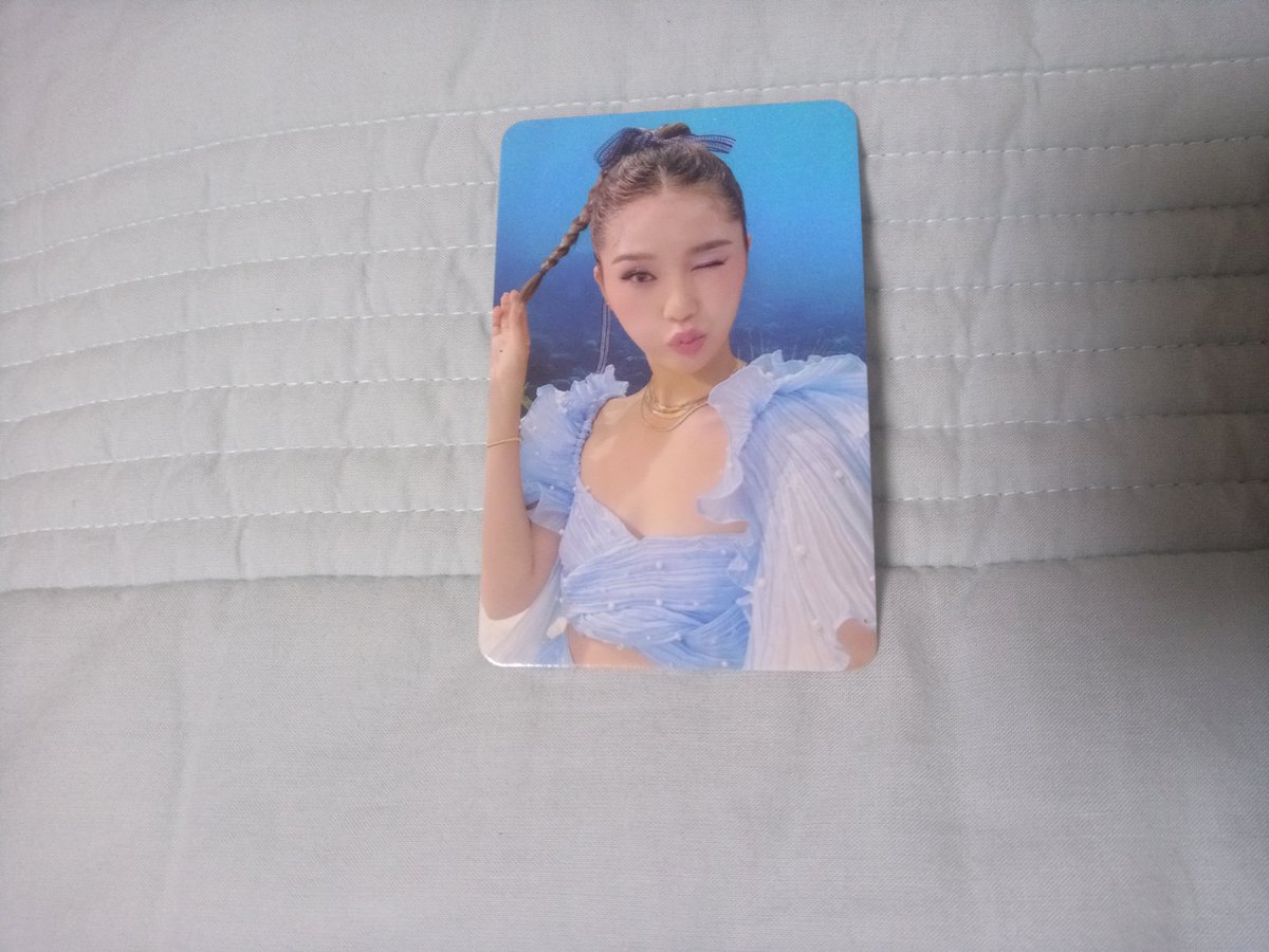 impact904548's tweet photo. 오마이걸 여름이 들려 이틀 전 앨범깡 했는데 효정 미미가 나와서 후우 효정은 괜찮긴한데 미미가..그리고 나의 최애는 아린인데 했는데 한 20분뒤 어느 사람이 아린 나오는거 보고 바로 효정이랑 교환했습니다 차라리 미미 데려가시지 효정이 말고 그렇게 생각했답니다 그럼 이어서~ https://t.co/cyMZ6BFS5Q