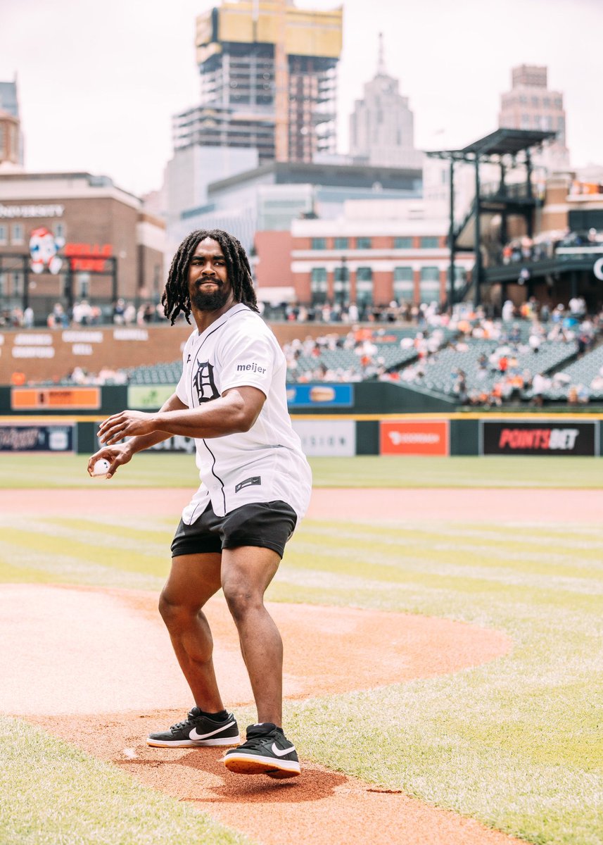UMGoBlog's tweet photo. Donovan Edwards threw out the 1st pitch for today’s Tiger game 🐅〽️ #GoBlue #TheDon https://t.co/LHAftcl9Z8