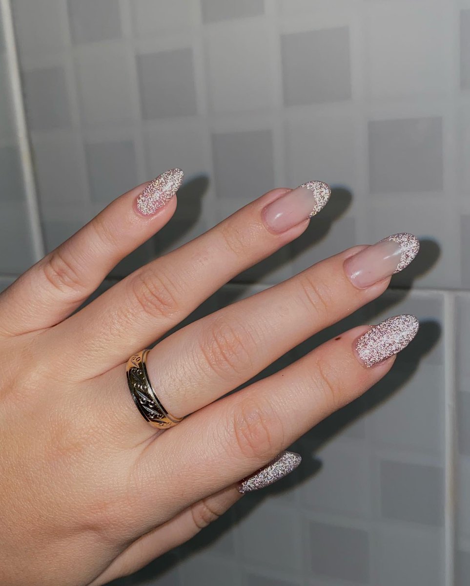 Swipe to see the glitter in this shade flare when under flash photography 📸

💅: <a href="/by/">Binali Yıldırım</a>.nocera wearing Oh So Flashy!