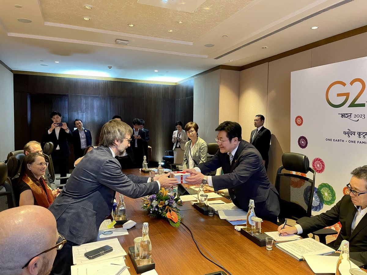 🇨🇦🤝🇯🇵 Delighted to join forces with Minister Akihiro Nishimura of <a href="/METI_JPN/">METI, Japan</a> in a crucial Ministerial Dialogue on Climate &amp; Environment! Together, we're committed to combatting #PlasticPollution, reversing #biodiversity loss, and setting ambitious goals for #COP28.