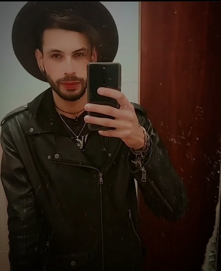 WallyAraujo1's tweet photo. Como estou gato nessa foto irei postar aqui tbm
#Gatão #Cafe #GhostRain #PaoDeBatata #Music https://t.co/2D63ROgkGX