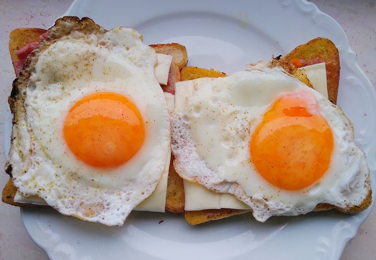 grillzombie's tweet image. Kleiner Abendsnack: #Toasts mit Zwiebel, Chili, Salami, Käse und #Spiegelei. 👌