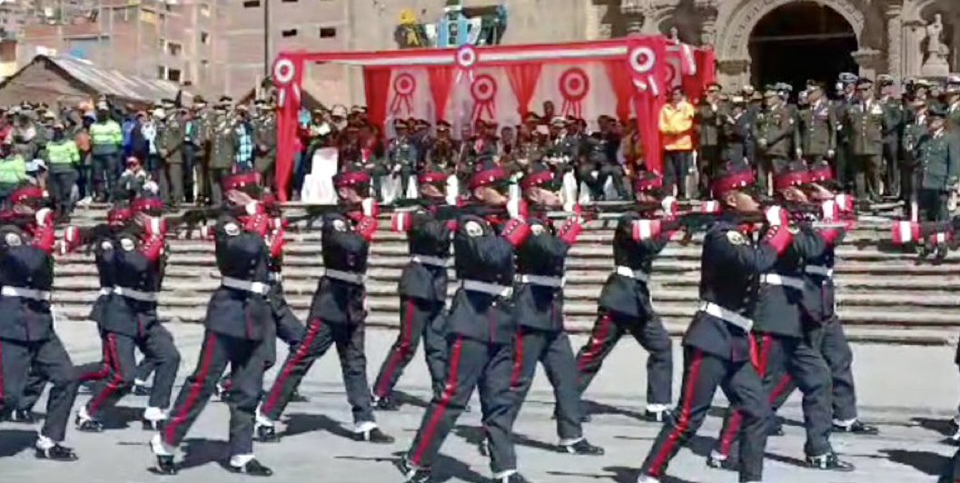 JackyMc10's tweet photo. #Puno: Ninguna de las más representativas autoridades locales de Puno estuvo presente en el desfile militar por Fiestas Patrias, pese a la gran presencia del público!!    TREMENDO  DESAIRE  DE  LAS  AUTORIDADES!!
￼ https://t.co/OgNbLQR0AZ