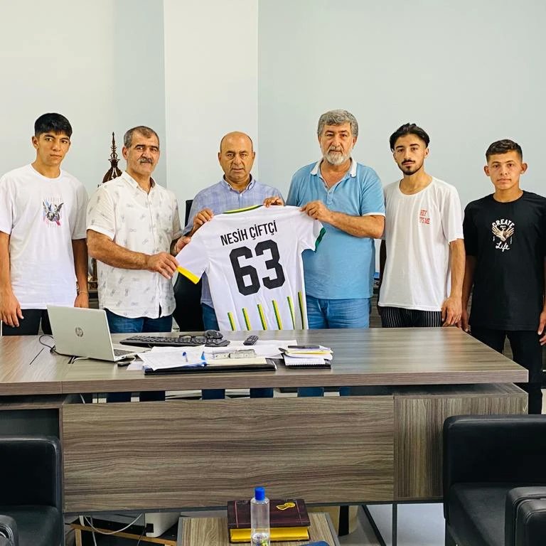 MustafaBEBE16's tweet photo. Şanlıurfa il gençlik spor müdürü sayın Halil Eren ve il gençlik Spor şube müdürü  Nesih  çiftçi  müdürlerimizi ziyaret ederek formalarını hediye etik hediyemizi kabul ettikleri için kendilerine minnettarız  şanlıUrfa işitme engelliler Spor kulübü olarak https://t.co/0Ypv6HyMtq