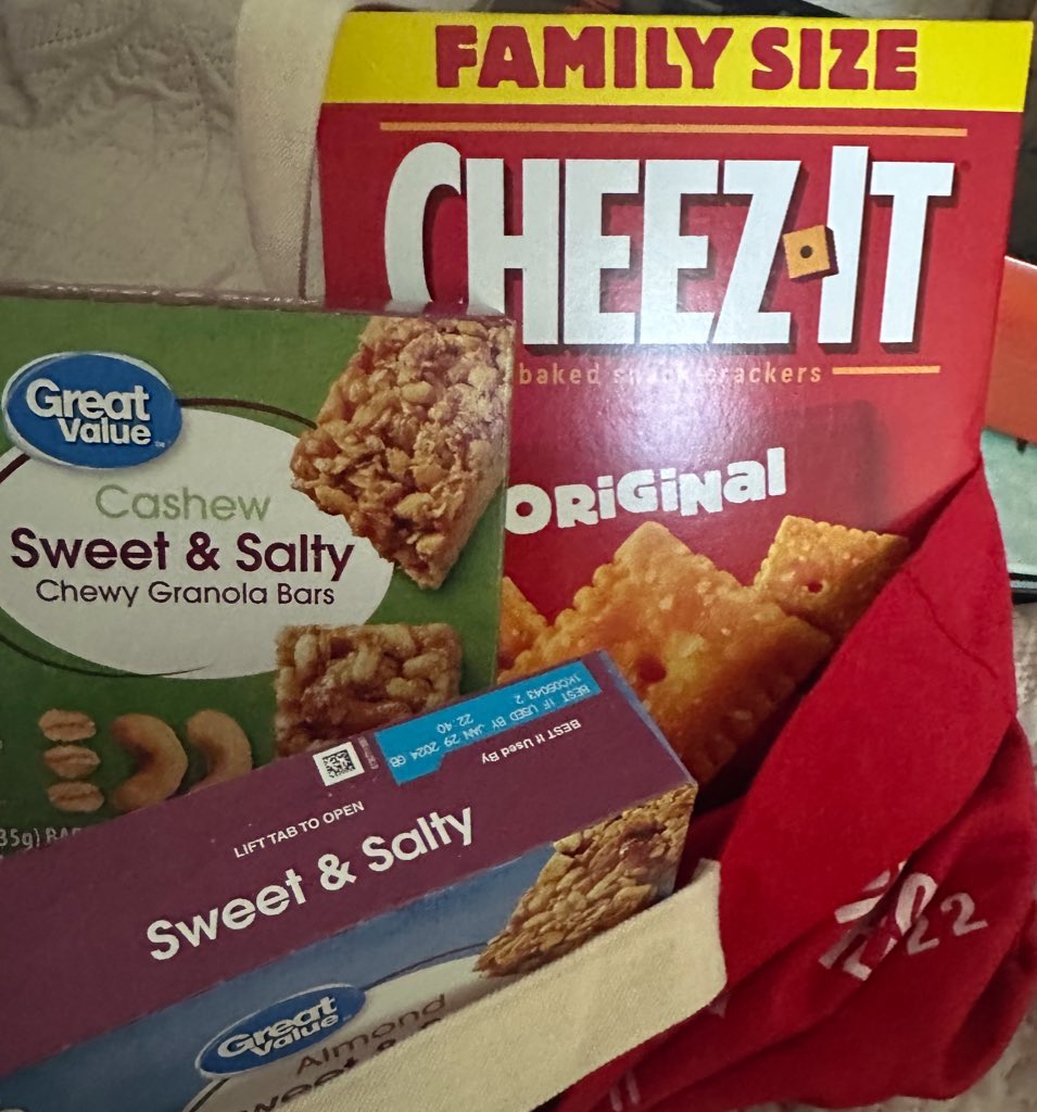 mandasuekae08's tweet photo. I know these aren’t @Target snacks, because the closest one is over 30 minutes away. I hope #greatvalue brand #granolabars and #cheezits suffice, @DawnBauer1111! 

I am not stopping for anything on the side of the road. #tmfinr

#carlessrussell #hooverpd #chestersc #charlotte #sc https://t.co/kcUbtduIar