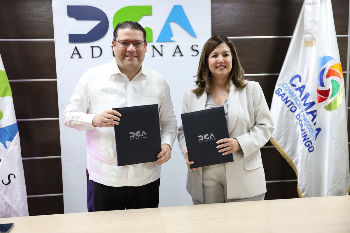 aduanard's tweet photo. Con la finalidad de fortalecer el comercio nacional e internacional, firmamos un acuerdo de colaboración con @camarasd, para la realización de actividades en todas las áreas de interés recíproco, propias de sus objetivos y funciones.
#AduanasRD #CCPSD https://t.co/Cru4P747Gu