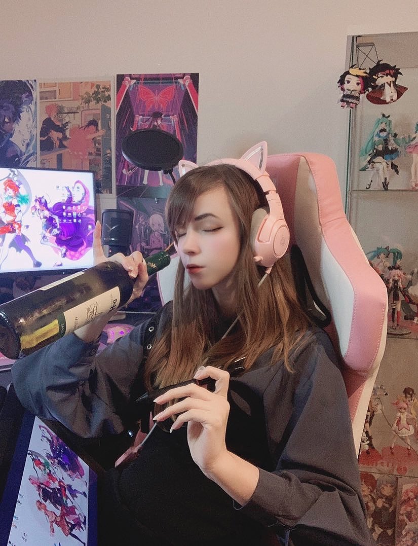 visavisachan's tweet photo. My mom looked at my messenger pfps and asked if I was okay. My pfps: https://t.co/nwvFAjlRJj
