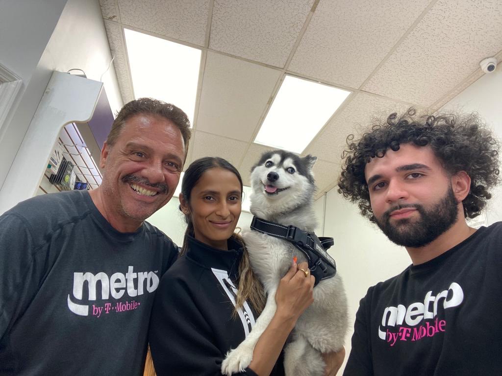 licensedprod's tweet photo. Great meeting with these special employees Kiara and Jeremiah in the Bronx! Even this special dog LVNA ported over and wanted be in the picture! 😊⁦@GMEN80⁩ ⁦@MichaelZukowsky⁩ ⁦@fmorais24⁩ https://t.co/YQD9WUgJcB