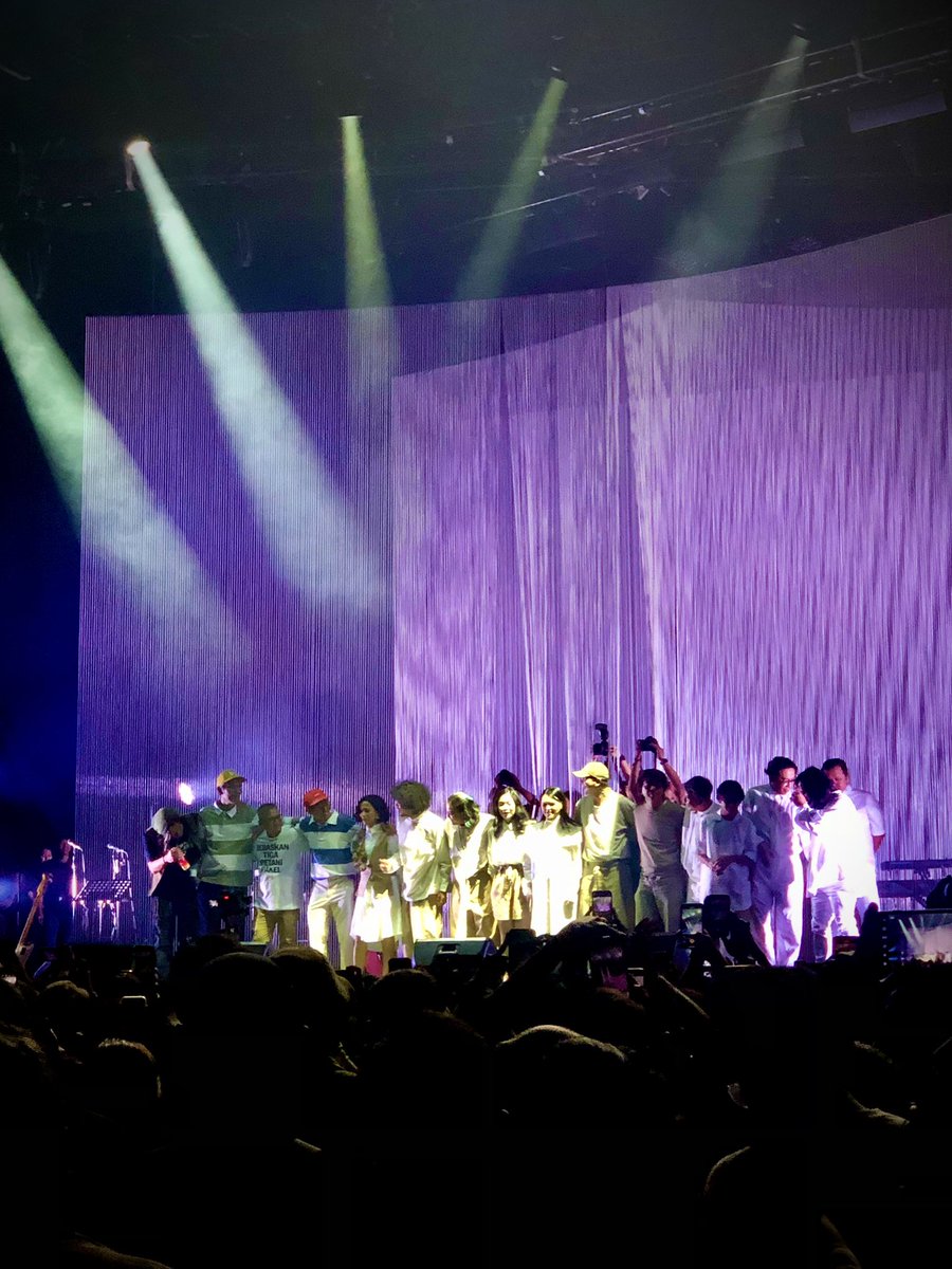 Diajak nonton Rimpang ERK sama <a href="/diladifa/">k u m a .</a> . Untuk sebuah konser yg dibikin tanpa sponsor ini bs dibilang sukses dan sangat memuaskan para penontonnya. Venue bebas asap rokok dan AC yg sejuk bikin tambah nyaman. Makasih <a href="/efekrumahkaca/">efekrumahkaca</a> #rimpang