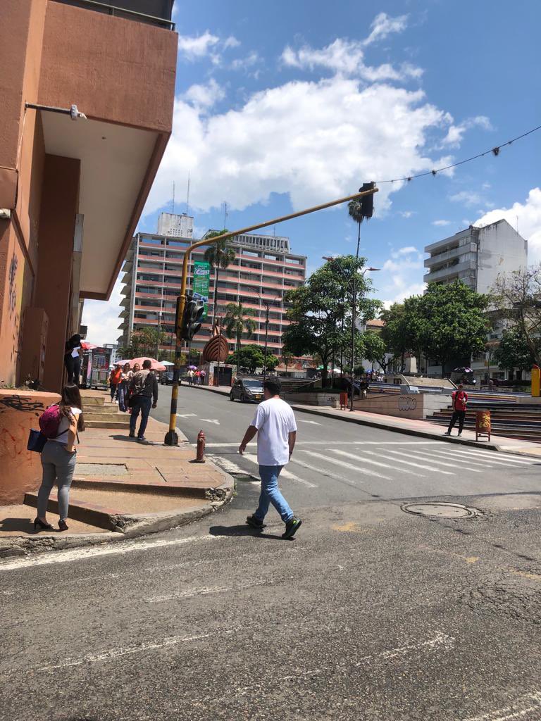 Codigo10notici1's tweet photo. #AEstaHora: 🚌 así se encuentran las calles del centro de la ciudad de #Ibagué debido al paro de transportadores que ya cumple tres días.

Con plan tortuga, los conductores de buseta se movilizan. Por su parte, miembros de la fuerza pública se en diferentes zonas de la ciudad. https://t.co/3RZFV9zSjx