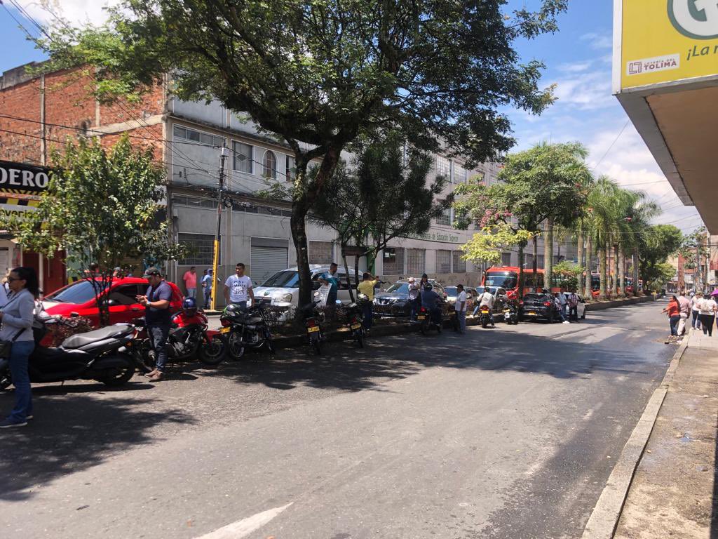 Codigo10notici1's tweet photo. #AEstaHora: 🚌 así se encuentran las calles del centro de la ciudad de #Ibagué debido al paro de transportadores que ya cumple tres días.

Con plan tortuga, los conductores de buseta se movilizan. Por su parte, miembros de la fuerza pública se en diferentes zonas de la ciudad. https://t.co/3RZFV9zSjx