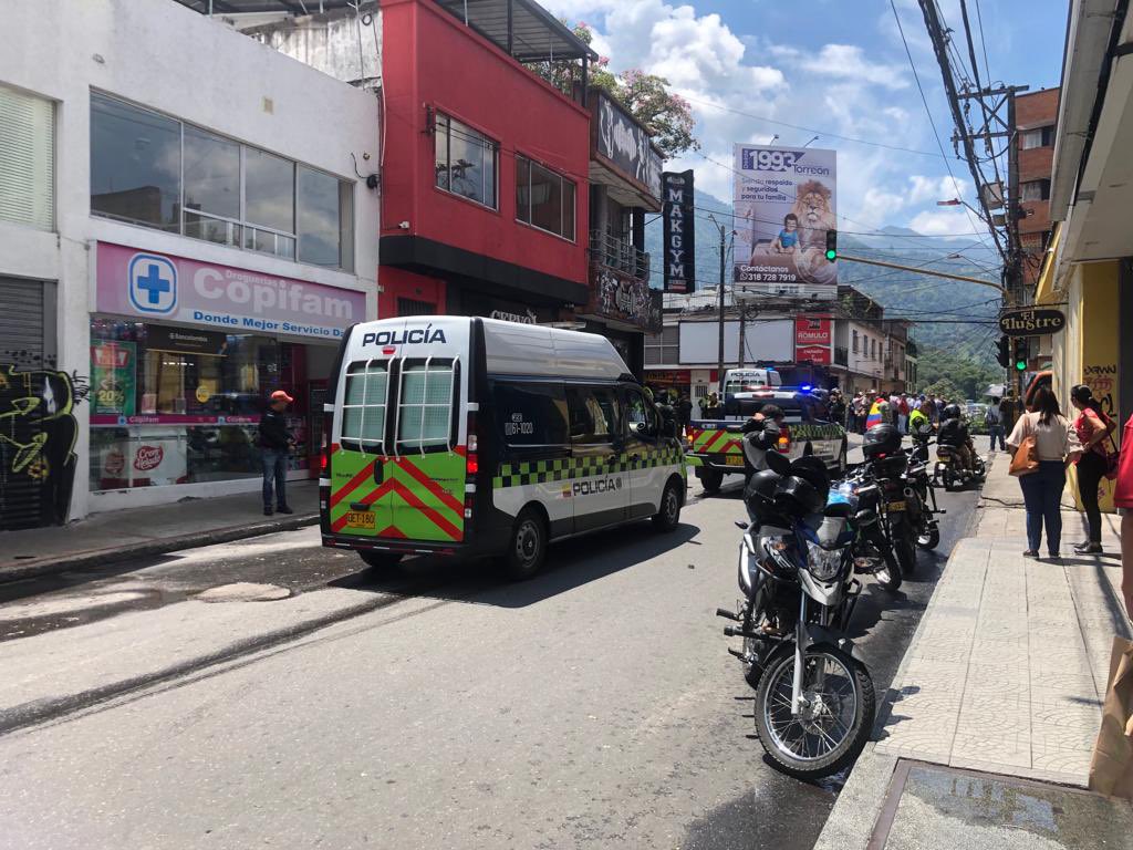 Codigo10notici1's tweet photo. #AEstaHora: 🚌 así se encuentran las calles del centro de la ciudad de #Ibagué debido al paro de transportadores que ya cumple tres días.

Con plan tortuga, los conductores de buseta se movilizan. Por su parte, miembros de la fuerza pública se en diferentes zonas de la ciudad. https://t.co/3RZFV9zSjx