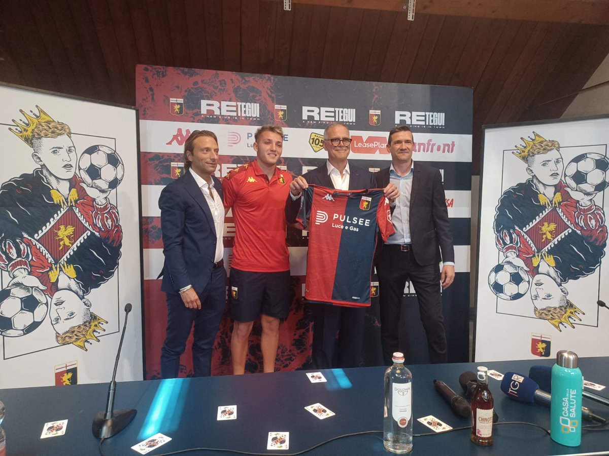 RadioBabboleo's tweet photo. Bagno di folla a #Genova in piazza #DeFerrari, centinaia i tifosi del #Genoa che hanno salutato l'arrivo di Mateo #Retegui neoacquisto dei rossoblù. Oggi anche la prima volta a Pegli, al centro di allenamento. "Felice di essere qui", ha detto ringraziando la società. https://t.co/iMvp34Yitk