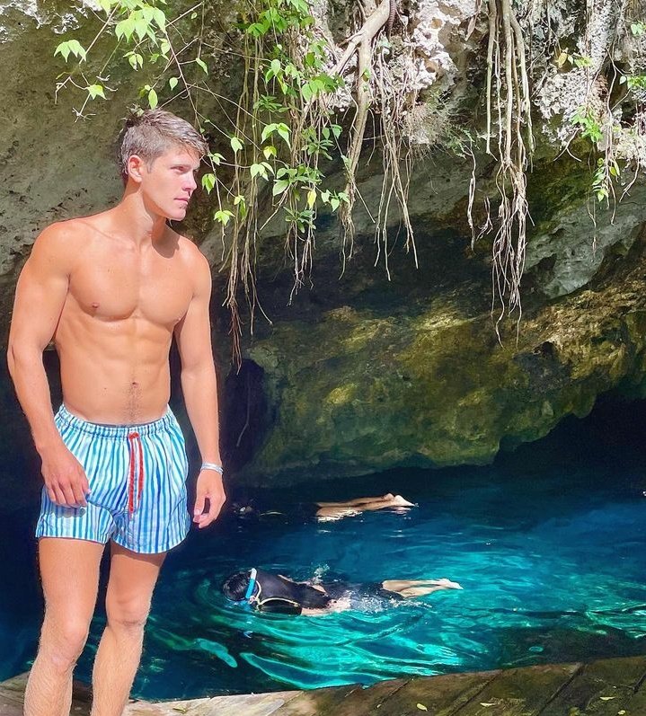 NenaCandombera's tweet photo. @mtvmiaw Esta no la sabías: Cuando Marcos se fue de vacaciones a México se quedó corto de plata, se encontró dólares y los devolvió. Unos días después en la playa le ofrecieron hacer unas fotos para una cerveza y le pagaron re bien ❤️‍🩹 ojalá pueda volver, ama México 
#MTVLAREALEZAMARCOS https://t.co/BpUQUCgiUv