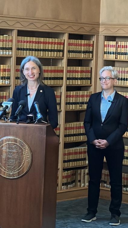 Today our housing champions joined <a href="/GovTinaKotek/">Governor Tina Kotek</a> as she signed several bills into law that will: 1) Help get people off the streets and into shelter 2) Prevent more homelessness 3) Ramp up housing production. 🏘️Learn more about what got done: tinyurl.com/ORHousingWins #orleg #orpol
