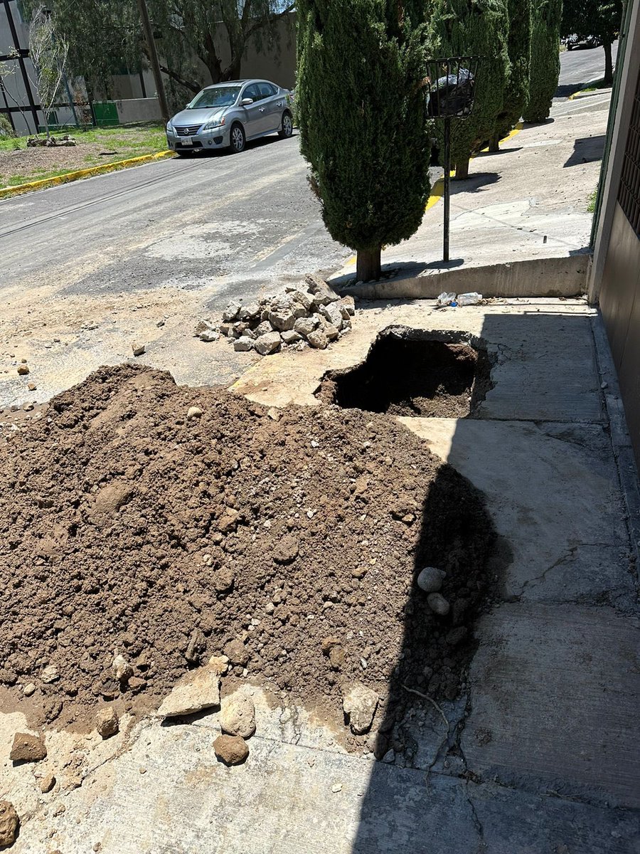 kjazars's tweet photo. @AtizapanZSAPASA Y cuando tapan el hoyo que fueron a hacer enfrente de mi casa ? 
Se va a matar alguien 🙄🙄 https://t.co/augvxXF5Kr