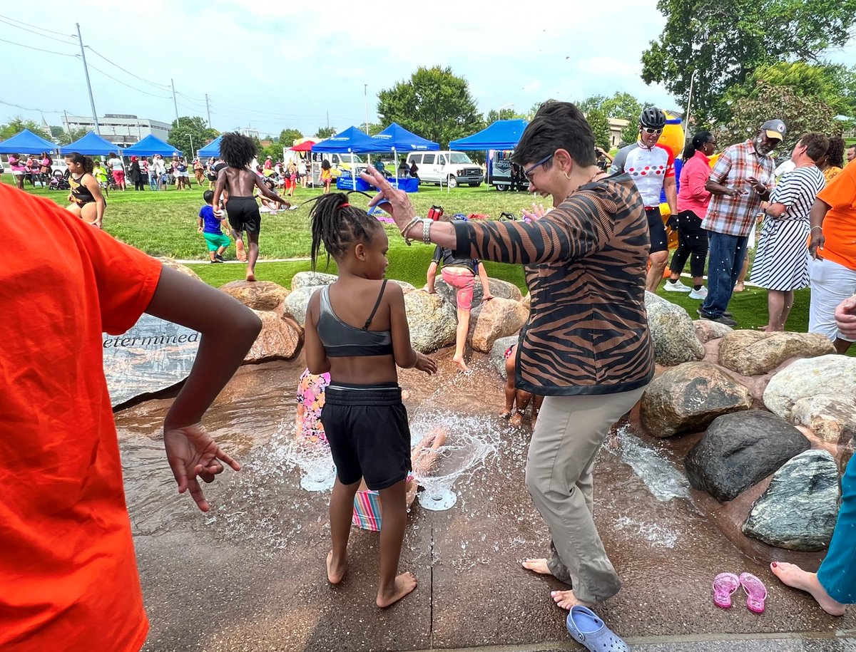 Today we opened Splash! … a large splash pad that is bringing water play space to the East End in Charles Young Park. This new attraction connects the park’s new playground, resurfaced basketball court and Community Center to the Town Branch Commons Trail. (1/2)