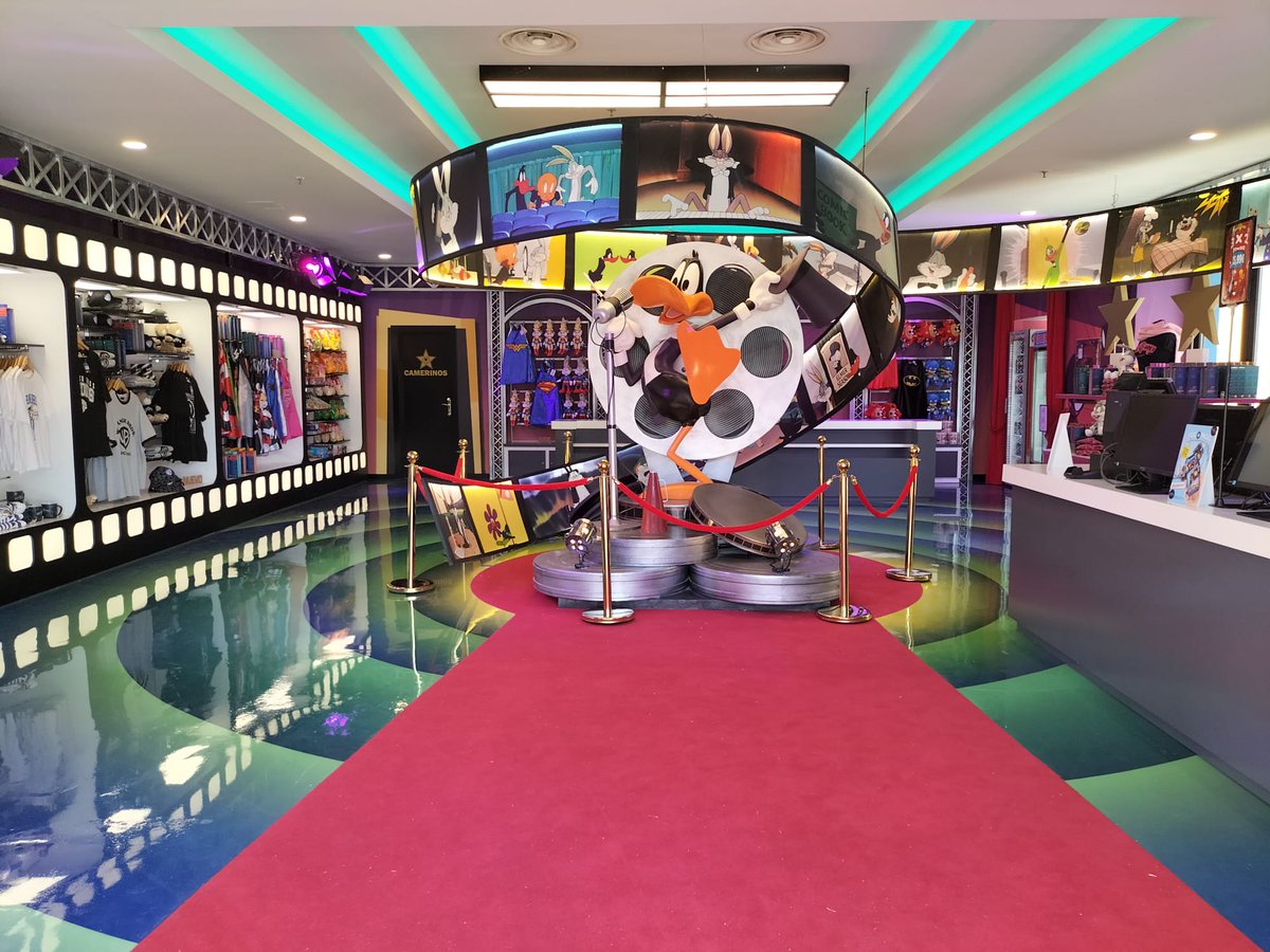 FreakPlanetBlog's tweet photo. La tienda 'Sunset Sweets' ha sido reformada al completo. Aquí estará el servicio de compra de fotos y personalización de recuerdos.
#ParqueWarner

(Mil gracias al Oompa-Loompa corresponsal por las fotos 💜) https://t.co/9bTs7h9Qqj