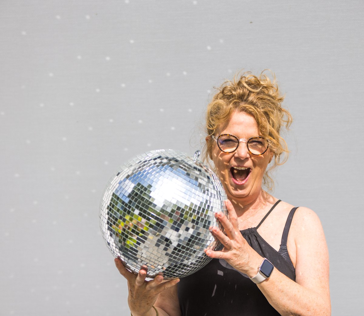 🎉🕺🎊 #SuffeTutten viert 10 jaar jubileum met een DISCO-feest in Kiekieris! 🥳📅 Kom en dans mee met DJ Ben voor slechts €15,- inclusief drankje en garderobe. Mis het niet! 🎵💃 Bestel nu je kaartje: eventbrite.nl/e/tickets-suff… #Jubileum #DiscoParty #Feestje 🎈🎉