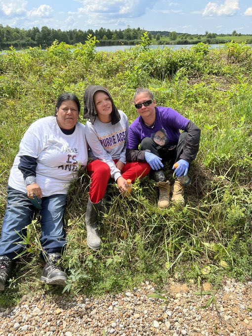 LaurenLee_915's tweet photo. Right now, @ElaneGarci63925 is searching for her daughter #AndiWagner in a creek beside Kansas Rd in Evansville, IN. 

She just shared the below video and photos to her followers. I am resharing with her permission, because everyone needs to see what this mother is going through right now. This is the raw, gritty reality for one mother today. She is literally covered in mud, wading through dirty water beside railroad tracks to find her missing daughter. She even lost her glasses in the search. She moved states to find Andi. She works nights and spends her days searching for her baby. No mother should go through this. 

What I see here is an absolute warrior. While I cannot imagine the fear, grief and anger that accompanies your child going missing, I know what it’s like to fight for answers for your loved one. There is nothing stronger than the bond between a parent and their child. It takes a hell of a lot of strength to get up, day after day, and keep moving forward. But here Ms. Garcia is, doing exactly that, like the Indiana version of @txeqorg Tim Miller. She’s a total badass and she’s not backing down. 

If you’re anywhere near #Evansville #Indiana, please help out. If you’re anywhere in the world and have the ability to support Ms. Garcia, please help out. Whether it’s raising awareness through your platform or providing resources, please help this mother bring her baby home. 

Sincerely, 
A daughter who lost her mom 

#FindAndiWagner #JusticeForAndi