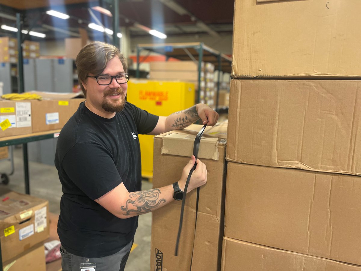 AlaskaComm's tweet photo. We’re seeking a materials management specialist in Anchorage. This warehouse/mailroom role directly supports our success. Duties include handling mail, managing and stocking inventory, issuing supplies to employees and more. 

Details: https://t.co/W06ycy71y2 https://t.co/1tuXW4TYd4